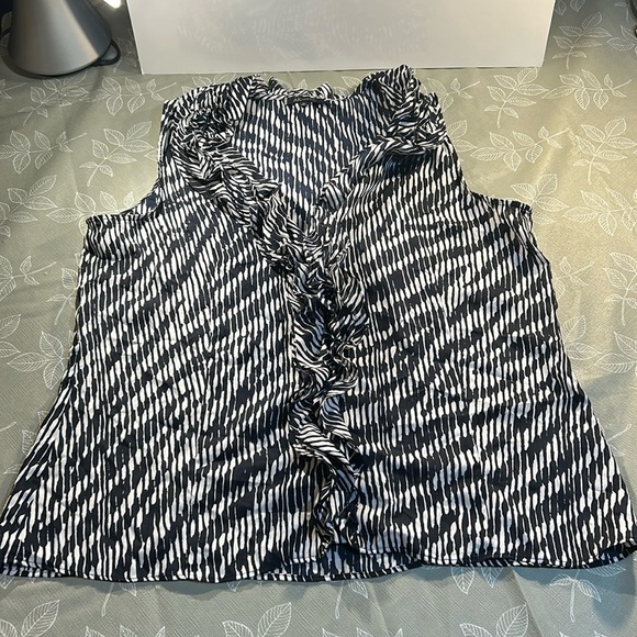 Anne Klein Sleeveless Blouse. - Picture 1 of 6